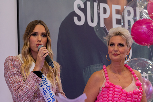 Justine Dubois anime un défilé pour la lutte contre le cancer