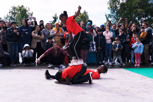 Otam fait danser les enfants de la ZUP