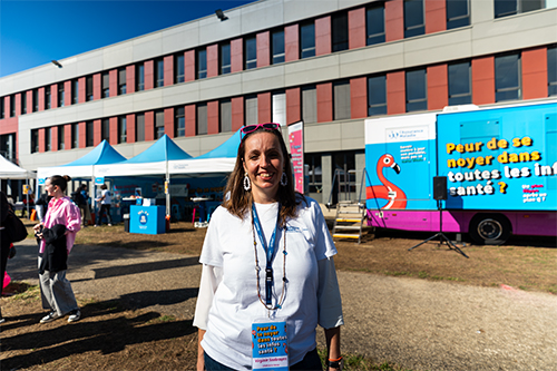Le bus Mes tips santé sur le campus de Poitiers