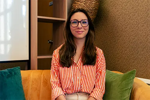 Anaïs Desaivres, Dis m&rsquo;en plus et la communication
