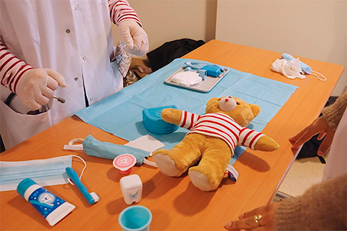 À l’Hôpital des Nounours, les étudiants en santé dédramatisent les soins à l’hôpital À l’Hôpital des Nounours, les étudiants en santé dédramatisent les soins à l’hôpital